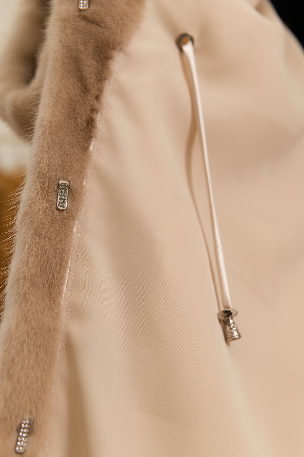 Manteau long en vison chaud couleur camel à col châle