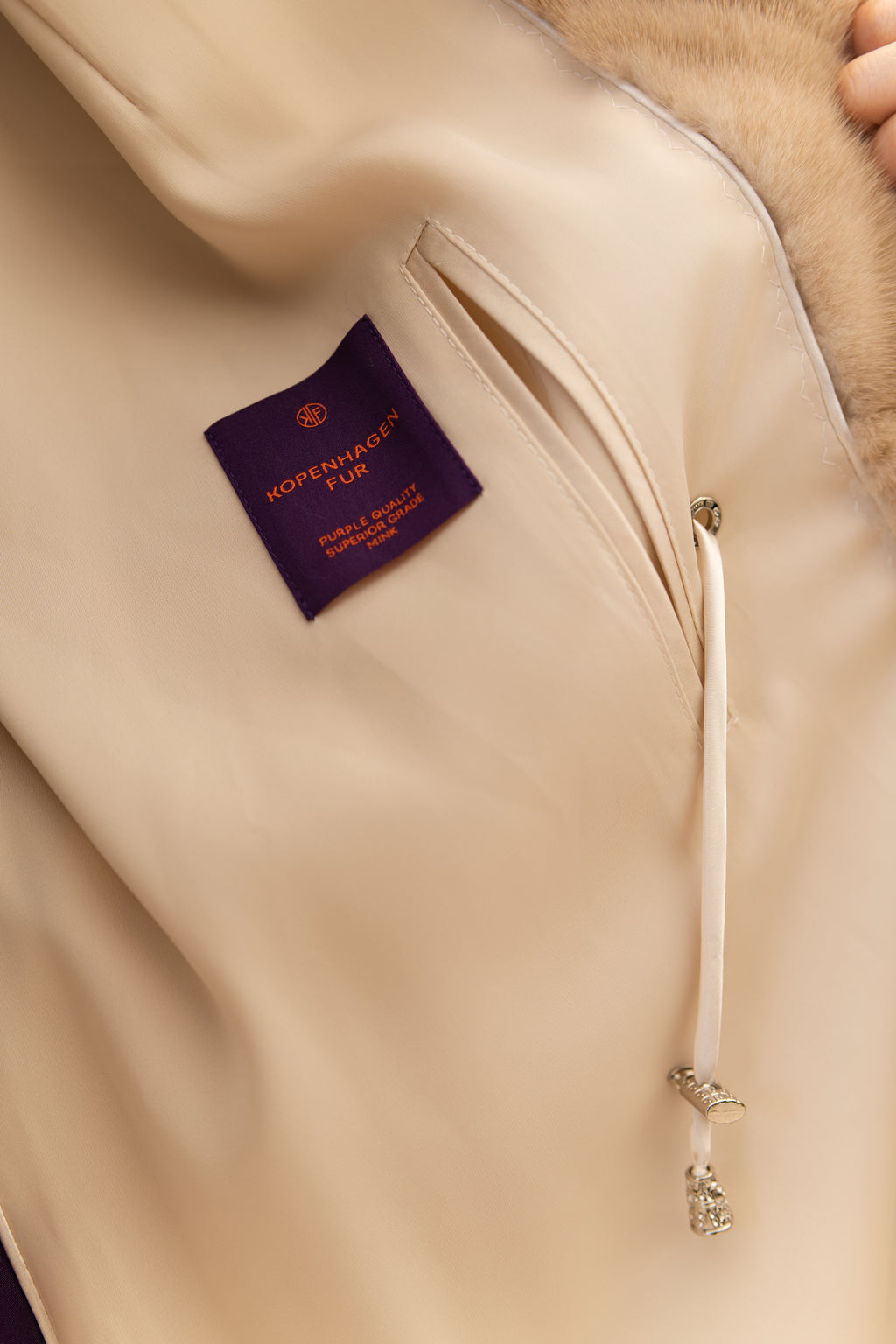 Manteau long en vison chaud couleur camel à col châle